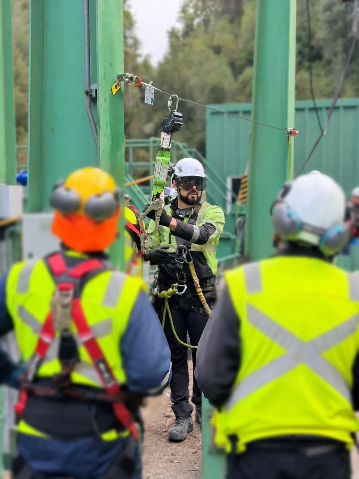 Gerente técnico de VERTEC dirigiendo una capacitación en terreno sobre líneas de vida