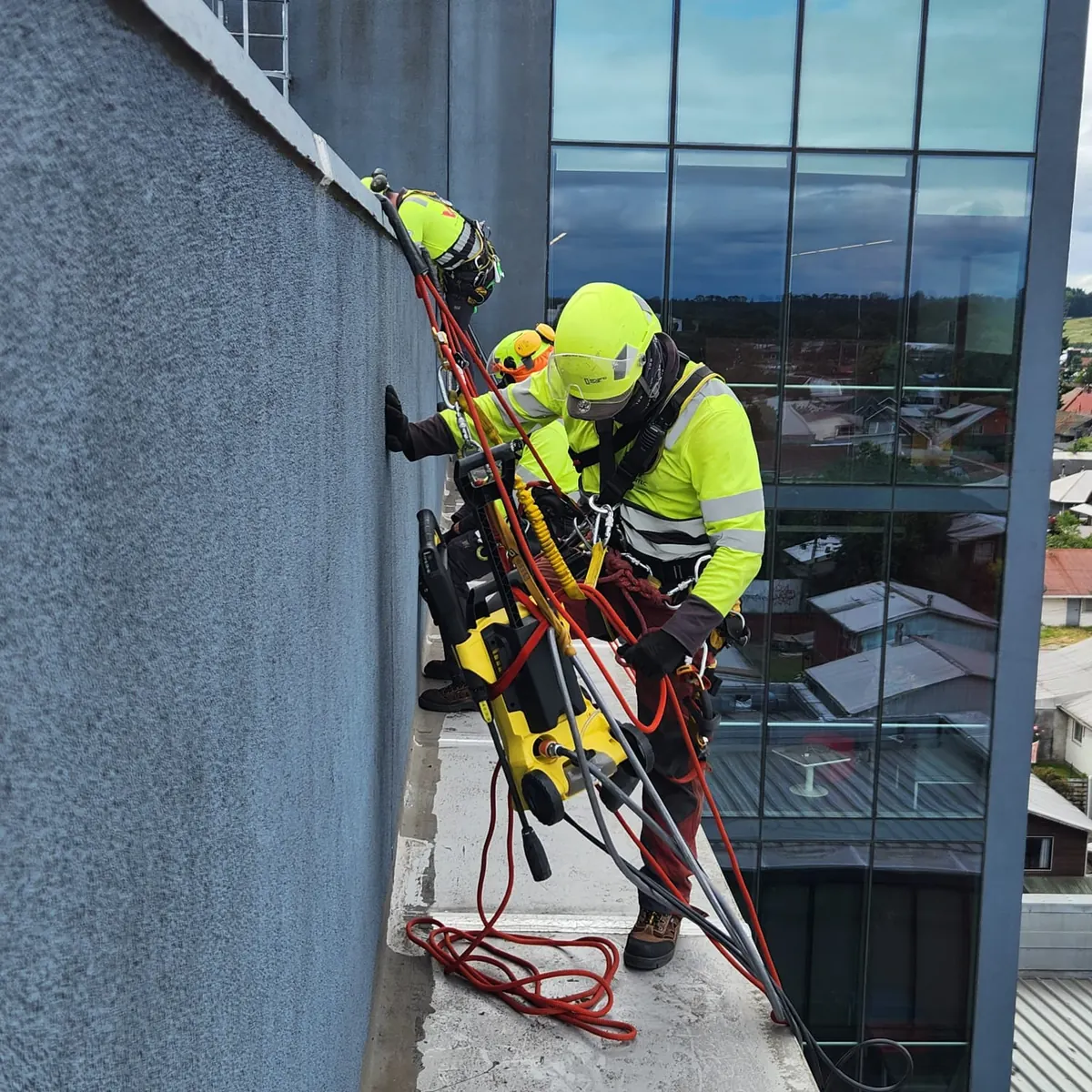 Equipo de VERTEC preparando hidrolavado con acceso por cuerdas en altura