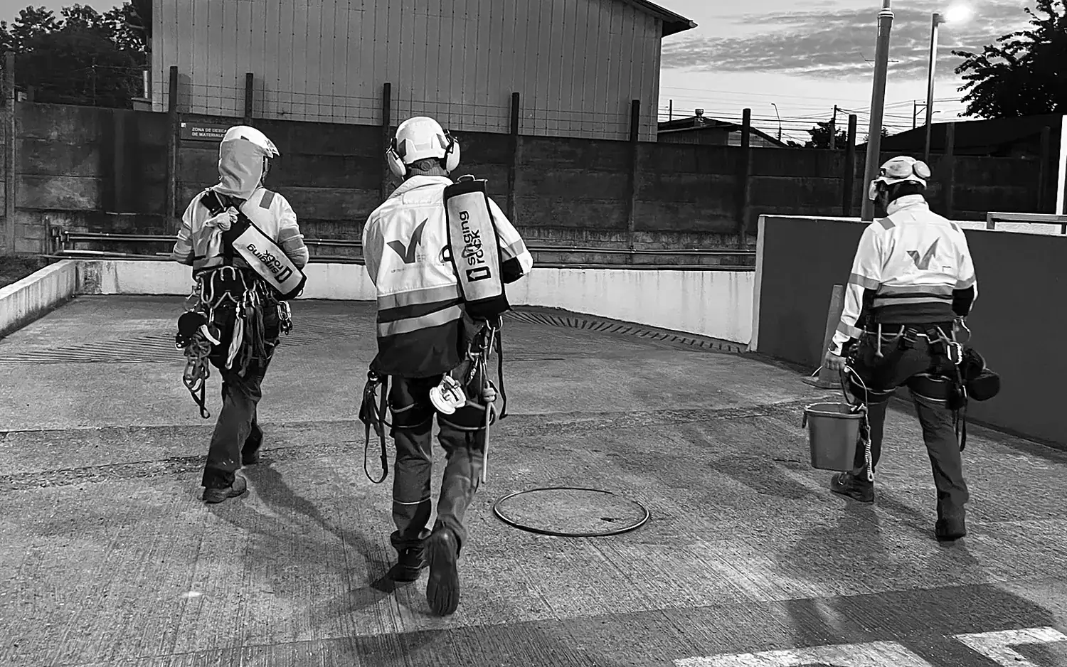 Técnicos de acceso por cuerdas de VERTEC caminando hacia una faena
