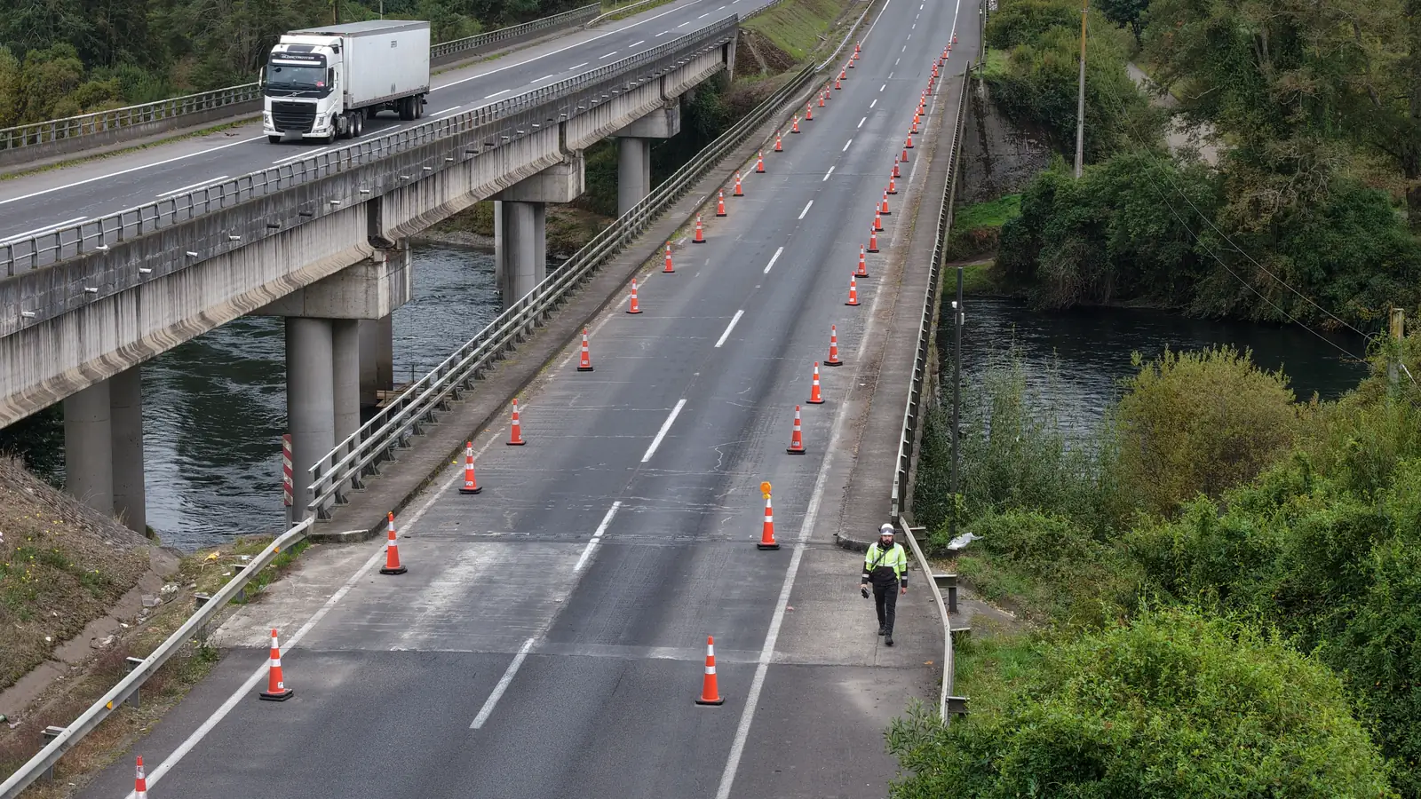 Vista aérea tomada con dron por VERTEC durante la inspección de un puente sobre un río