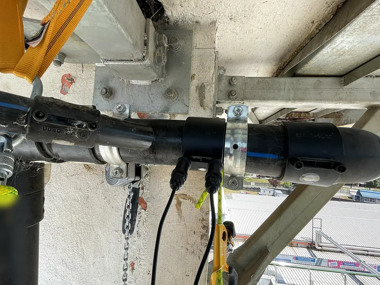 Unión por electrofusión de tubería HDPE de un sistema de drenaje sifónico instalado por VERTEC en altura