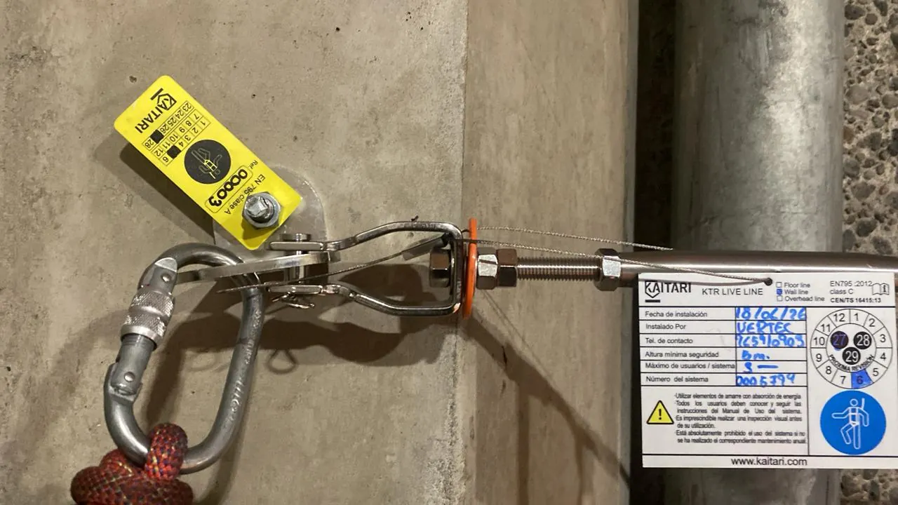Línea de vida KAITARI Wall Line instalada por VERTEC en un muro de hormigón