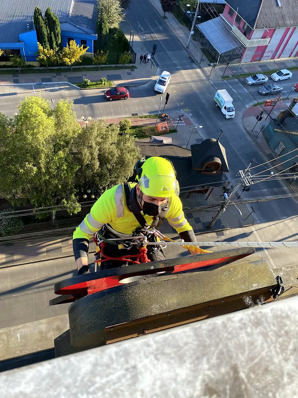 Técnico de VERTEC trabajando en un letrero instalado en la parte alta de un edificio
