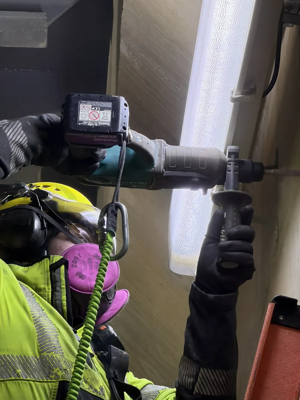 Técnico de VERTEC perforando hormigón para fijar un punto de anclaje