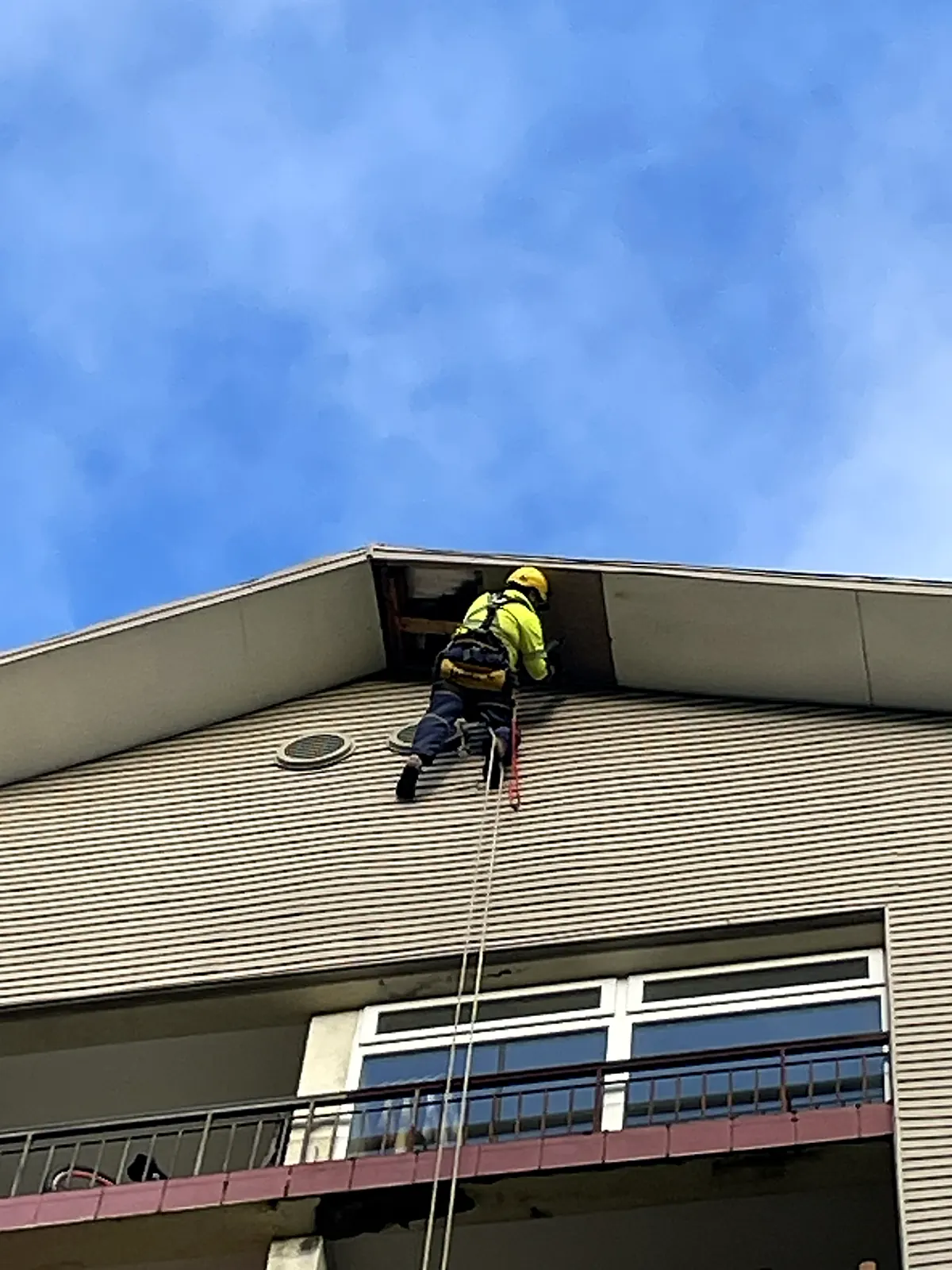 Técnico de VERTEC reparando el alero de un edificio con acceso por cuerdas