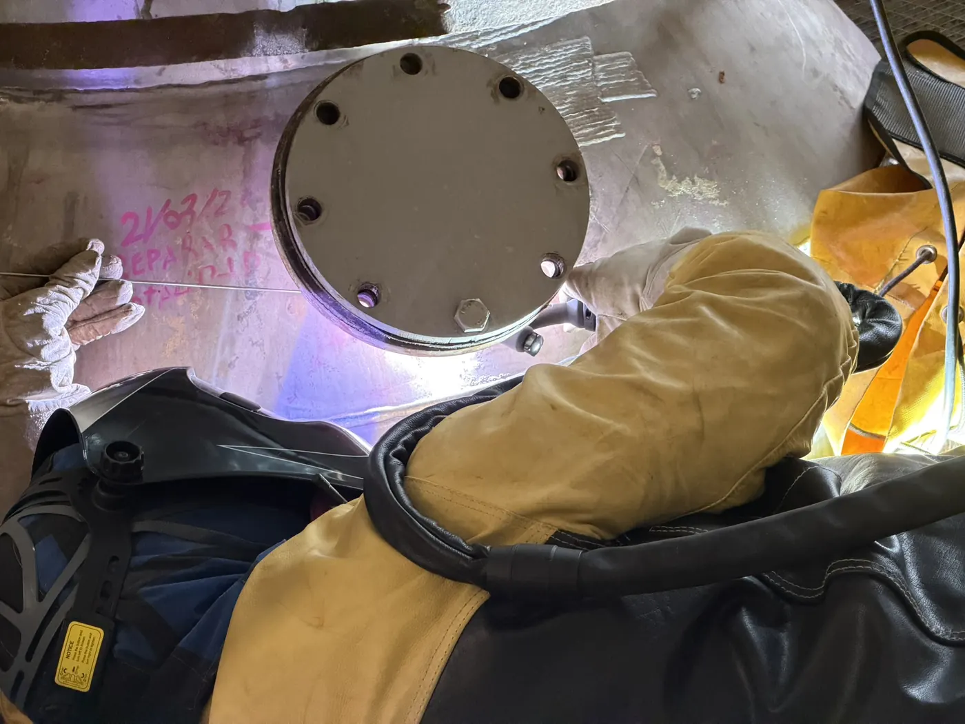 Soldador de VERTEC reparando con TIG la zona alrededor de una tapa con pernos de un estanque