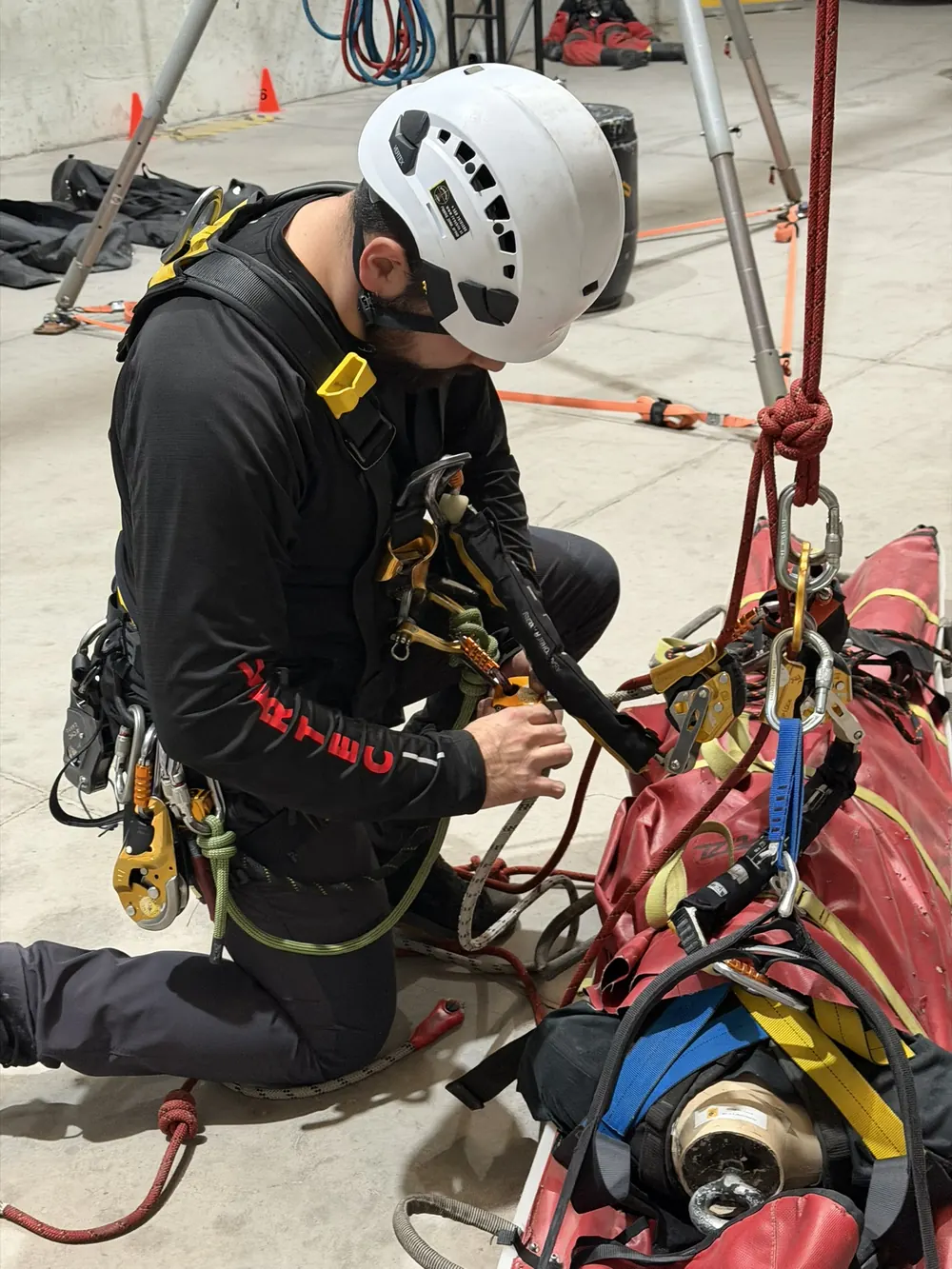 Técnico de rescate de VERTEC preparando una camilla con sistema de cuerdas para rescate industrial