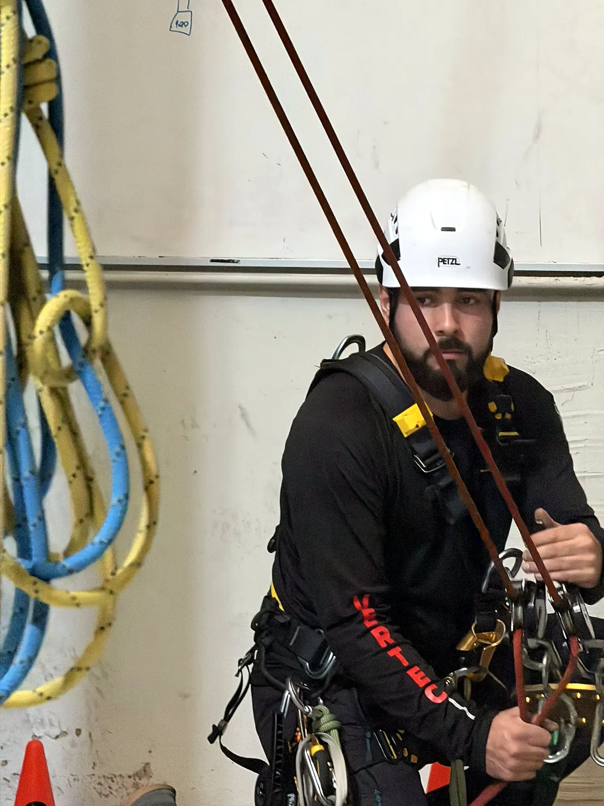 Rescatista de VERTEC con arnés y equipo de acceso por cuerdas