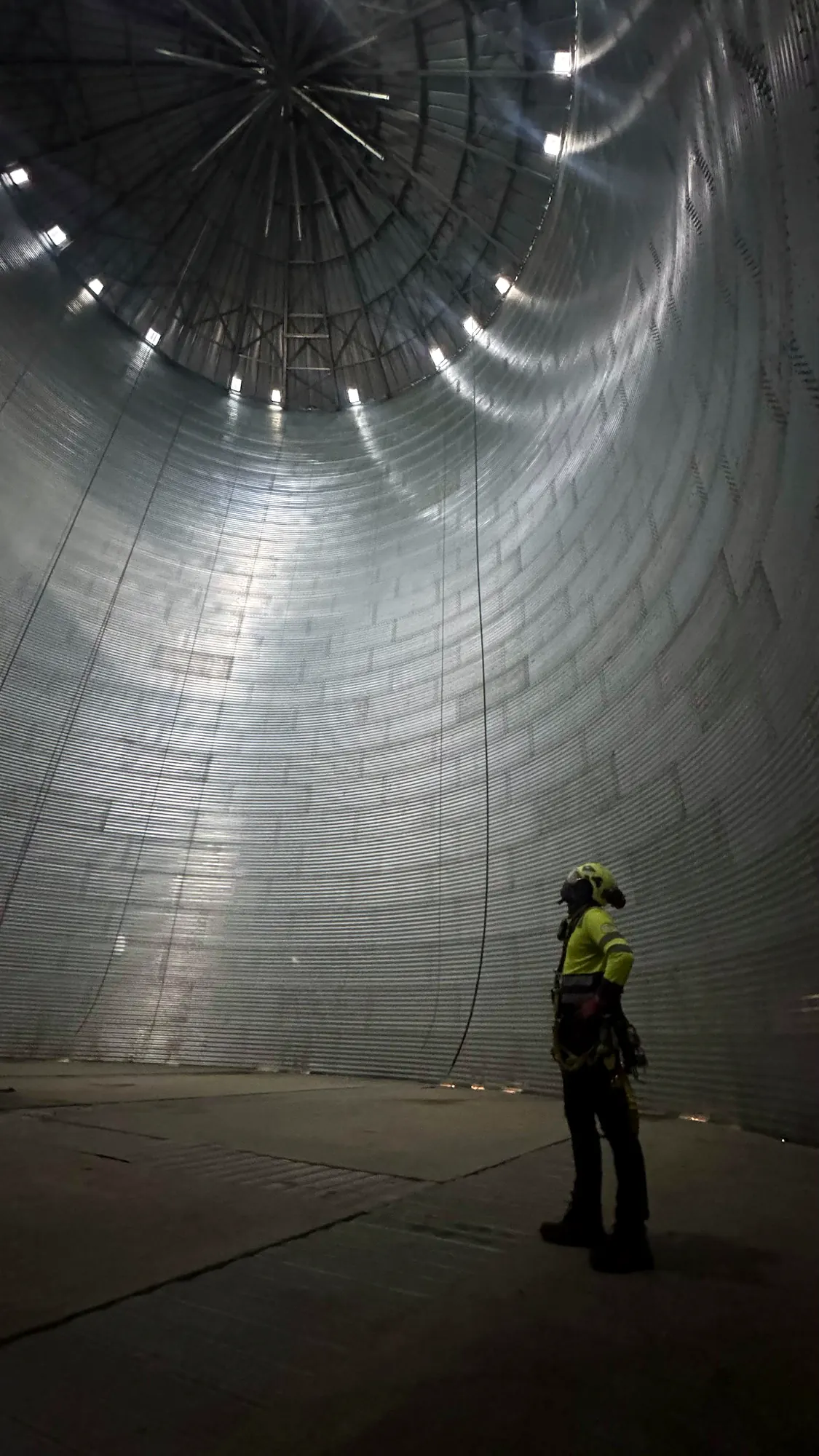 Técnico de VERTEC revisando el interior de un silo antes de iniciar el trabajo